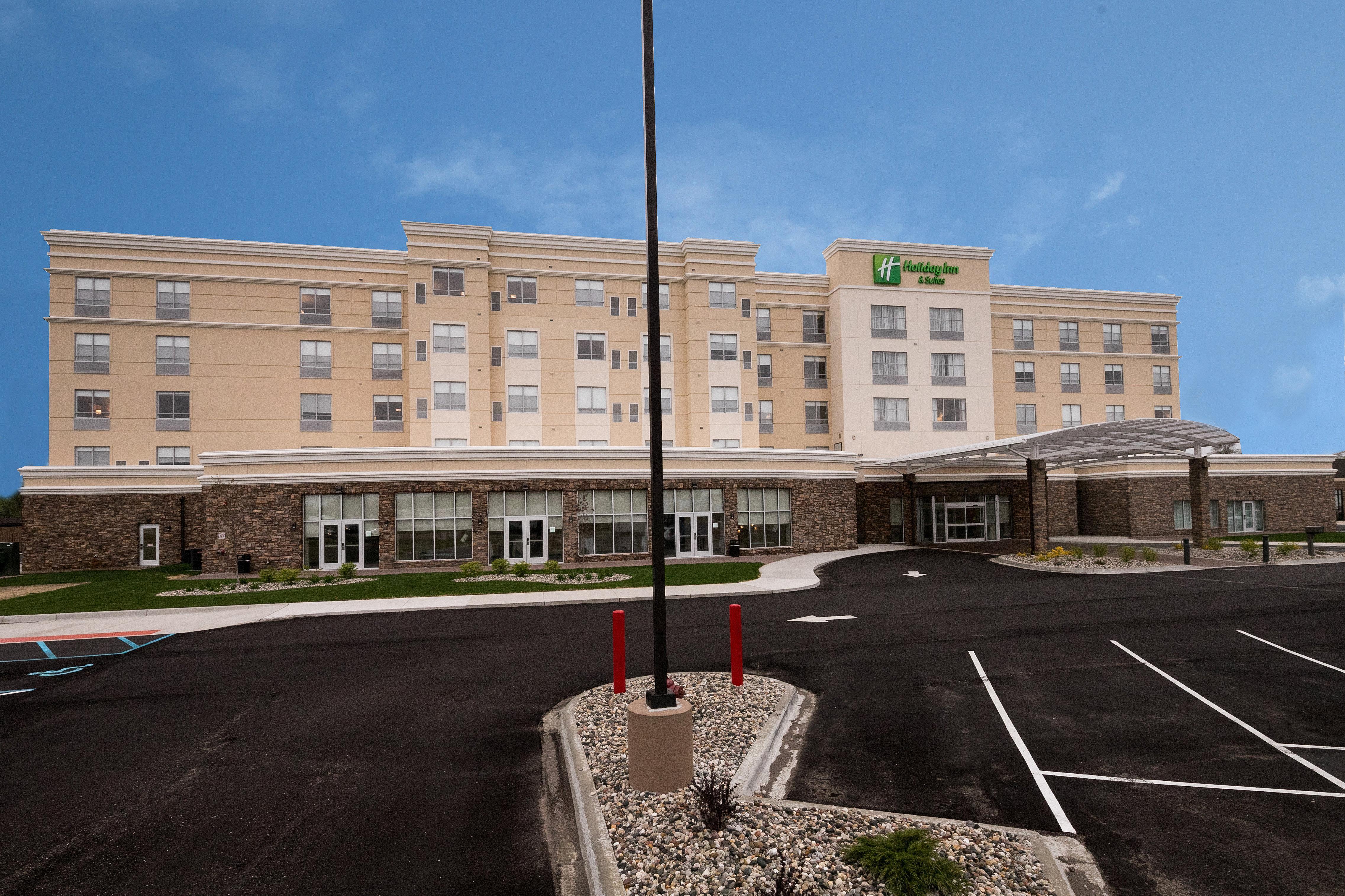Holiday Inn Hotel & Suites - Mount Pleasant By Ihg Bagian luar foto